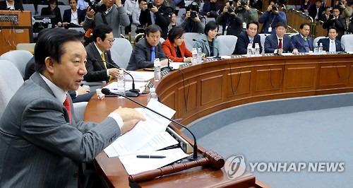 발언하는 김성태 '국조특위' 위원장      (서울=연합뉴스) 황광모 기자 = 박근혜 정부의 최순실 등 민간인에 의한 국정농단 의혹사건 진상규명을 위한 국정조사특별위원회 위원장인 새누리당 김성태 의원이 23일 오후 국회에서 열린 제2차 전체회의에서 의사 일정 등 안건에 대해 여야 의원들과 대화하고 있다. 국조특위는 이날 위원회 운영일정과  기관보고 출석기관, 서류제출, 청문회, 증인 등을 확정할 계획이다.