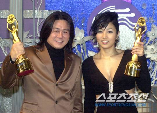 2001년 남우주연상 최민식과 함께 여우주연상 트로피를 들어보이고 있는 장진영.