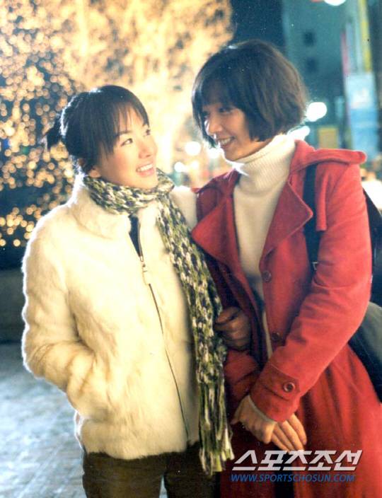 2003년 영화 싱글즈에서 함께 연기를 펼친 엄정화, 장진영