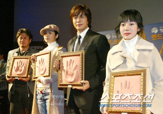 2004년 전년도 청룡영화상 수상 배우들의 핸드프린팅 행사에서 최민식, 장진영, 배용준, 임수정이 포즈를 취하고 있다. 당시 신인상을 나란히 수상한 배용준과 임수정의 모습이 인상적이다.