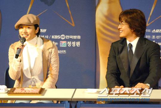 2004년 배용준과 함께 핸드프린팅 행사에 참여한 장진영.