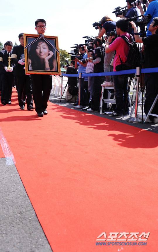 2009년 9월4일 마지막 레드카펫을 밟으며 영원한 안식처로 향하고 있는 장진영.