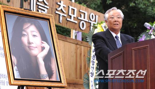 故 장진영 1주기 추모식에서 장진영의 아버지가 추모 편지를 읽고 있다.