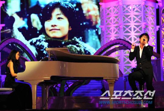 2009년 제30회 청룡영화상에서 신승훈이 장진영을 위한 추모곡을 부르고 있다.
