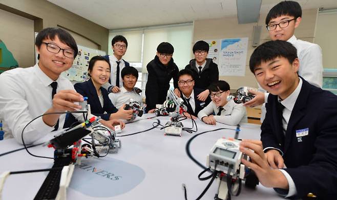 부산시 동래 부산동신중학교 이채영 선생님과 학생들이 프로그래밍한 라인트레이서 로봇으로 수업을 진행하고 있다.