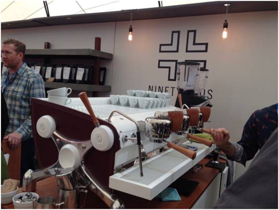 슬레이어 에스프레소 머신. 추출 중 가변압기능과 유량조절이 가능하여 핸드드립으로 내린 듯한 향미 구현이 가능하다.