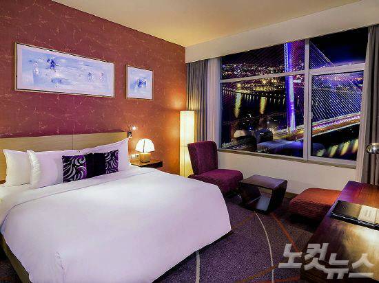 슈페리어 룸 객실 내부가 편안하고 쾌적한 분위기로 구성돼 있다.(사진=스테이앤모어 제공)