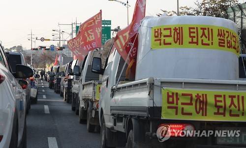 서울로!      (안성=연합뉴스) 김주형 기자 = 25일 오후 경기도 안성IC 부근에 전국농민회총연맹(전농)의 차량이 서울로 향하며 정체되어 있다.      이들은 경부고속도로 상행선을 타고 이날 오후 3시 서울요금소를 지나 광화문까지 진출하겠다는 계획이다.