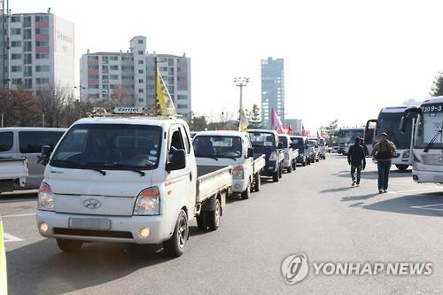 '상경투쟁' 트럭 죽전휴게소로 속속 집결      (용인=연합뉴스) 강영훈 기자 = 25일 오후 경기도 용인시 죽전휴게소에 전국농민회총연맹(전농)의 상경투쟁 차량이 속속 서울방면으로 움직이기 위해 집결하고 있다. 모인 트럭은 모두 35대가량으로, '박근혜 퇴진'이라고 쓰인 깃발을 달고 있다. 경찰은 휴게소 출구 쪽에 순찰차를 배치, 상경을 막아서면서 농민들과 대치 중이다.