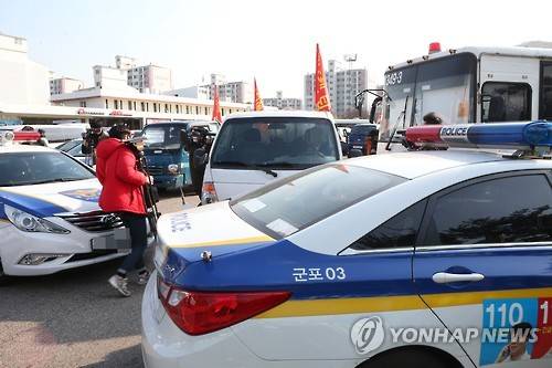 상경투쟁 트럭 막아선 경찰차      (용인=연합뉴스) 강영훈 기자 = 25일 오후 경기도 용인시 죽전휴게소에 전국농민회총연맹(전농)의 상경투쟁 차량이 속속 서울방면으로 향하기위해 집결하고 있다. 모인 트럭은 모두 35대가량으로, '박근혜 퇴진'이라고 쓰인 깃발을 달고 있다. 경찰은 휴게소 출구 쪽에 순찰차를 배치, 상경을 막아서면서 농민들과 대치 중이다. 경찰차에 막혀 휴게소를 빠져나가지 못하는 트럭