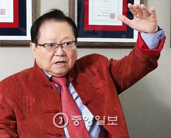 이건개 법무법인 ‘주원’의 대표변호사는 고 박정희 전 대통령과는 떼려야 뗄 수 없는 인물이다. 그는 “박 대통령에게 최태민에 대해 서면·대면보고를 한 적이 있다”고 말했다. 최정동 기자