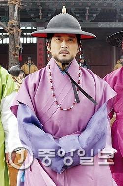 KBS 드라마 <정도전>에서 정몽주는 개혁을 열망하지만 역성혁명은 반대한다. [중앙포토]