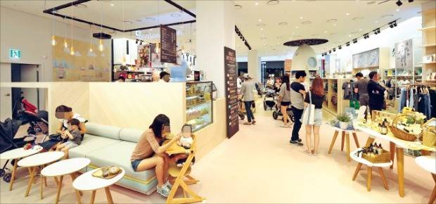 마리스베이비써클을 찾은 소비자들이 휴식을 취하고 있다. 이마트 제공