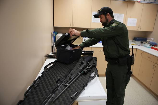 ‘북극곰 보안경찰’ 제프 처치머치가 북극곰 순찰을 위해 마취총을 준비하고 있다.  처칠/남종영 기자