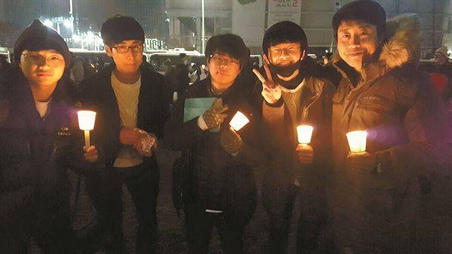 경북 문경 문창고 교사 정지성(오른쪽 첫 번째)씨는 제자들에게 살아 있는 교육을 하고 싶어 26일 서울 광화문광장으로 달려 왔다. 한소범 기자