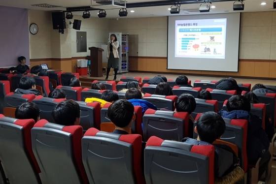 NH농협은행 서울강남사업부는 28일 송파구에 위치한 풍성중학교에서 3학년 학생들 150여명을 대상으로 '행복채움금융 은행직업체험교실'을 실시했다. / 사진제공=농협은행
