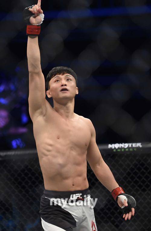 성사 이유는 역시 최두호의 자신감이다. 말로만 떠드는 것이 아니라 이를 뒷받침하는 실력을 항상 보였기에 UFC측의 마음을 움직인 것이다. UFC측에서는 최두호의 언사를 ‘자만심’이 아닌 ‘자신감’으로 판단한 것이다.최두호는 스완슨과의 대결을 앞두고 “승패를 떠나 스완슨과 맞붙어 기분이 좋다. 하지만 경기에서는 무조건 이긴다는 생각이다”라며 소감을 전했다. 랭킹 5위와의 대결을 앞두고도 전혀  주눅 든 모습이 아니었다.이제 UFC 206은 불과 2주 앞으로 다가왔다. 최두호는 더 높은 곳으로 향하기 위해 스완슨과 맞붙는다. 코너 맥그리거, 조제 알도, 맥스 할로웨이 등 UFC 페더급에는 ‘괴물’이 넘쳐난다. 자신감으로 무장한 최두호의 행진은 과연 어디까지 계속될까. 위를 향한 그의 전진이 더욱 주목되는 이유다.[최두호. 사진 = 마이데일리 DB]