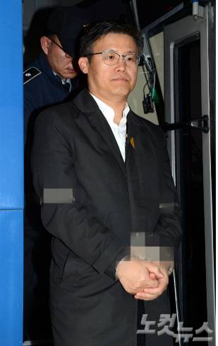 공무상 비밀누설 혐의로 구속수감 된 정호성 전 청와대 부속비서관이 21일 오후 서울 서초구 서울중앙지검에서 조사를 받기 위해 호송차에서 내리고 있다. (사진=이한형 기자)