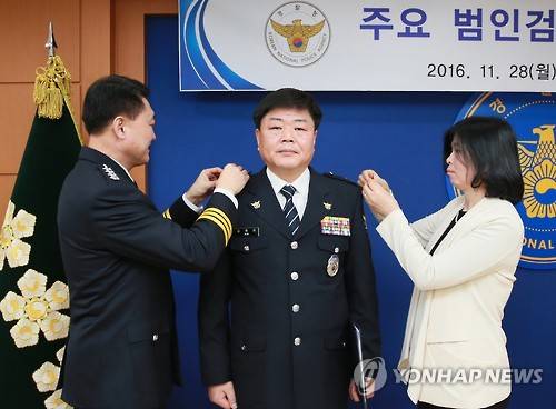 노원 가정주부살해사건 범인검거한 김응희 경감      (서울=연합뉴스) 이철성 경찰청장(왼쪽)이 28일 경찰청에서 1998년 서울 노원에서 발생한 가정주부 살해사건 범인 검거 유공자 김응희 경감(가운데)에게 표창을 수여하고 있다. [경찰청 제공=연합뉴스]