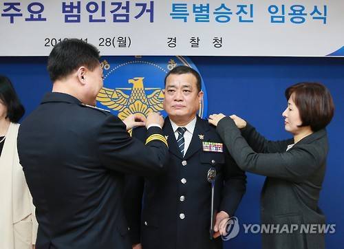 용인 대학교수 부인 살해사건 범인검거한 박장호 경감      (서울=연합뉴스) 이철성 경찰청장(왼쪽)이 28일 경찰청에서 2001년 경기 용인에서 발생한 교수부인 살해사건의 범인 검거 유공자 박장호 경감(가운데)에게 표창을 수여하고 있다. [경찰청 제공=연합뉴스]