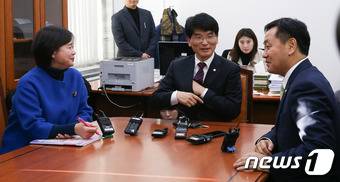 야3당 원내수석부대표가 28일 서울 여의도 국회에서 만나 대통령 탄핵안 등에 대해 논의하고 있다. 왼쪽부터 정의당 이정미, 더불어민주당 박완주, 국민의당 김관영. 2016.11.28/뉴스1 © News1 허경 기자