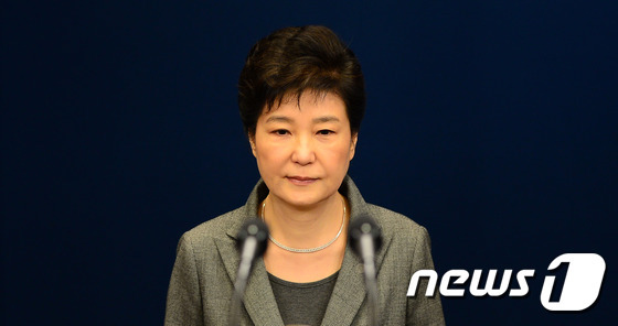박근혜 대통령이 대국민담화 발표를 위해 지난해 11월29일 오후 청와대 춘추관으로 들어서고 있다. 최순실 국정농단 사태와 관련한 박 대통령의 세번째 담화였다. 이날 박 대통령은 “대통령 임기 단축을 포함한 진퇴 문제를 국회 결정에 맡기겠다”고 말했다. 2016.11.29/뉴스1 © News1
