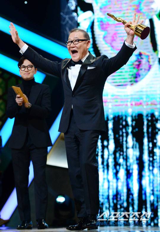 '제37회 청룡영화상 시상식'이 25일 오후 서울 회기동 경희대학교 평화의전당에서 열렸다. '곡성' 쿠니무라 준이 남우 조연상을 수상한 후 두 팔을 들어 환호하고 있다.   정재근 기자 cjg@sportschosun.com/2016.11.25/