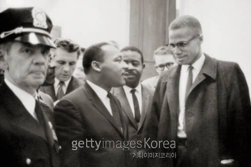 마틴 루터 킹 목사와 말콤 엑스는 1960년대 흑인을 억압하는 부당한 법을 어긴다는 측면에서 시민 불복종의 길을 함께 걸었지만 그 수단에 있어 폭력의 문제에서 서로 다른 입장을 보였다. 그러나 역사적 진보는 킹 목사의 비폭력 행진이 흑인 투표권법안을 쟁취하면서 이뤄졌다. &nbsp;[사진=게티이미지]
