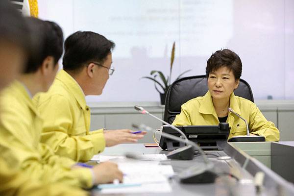 ⓒ청와대 2014년 4월16일 박근혜 대통령이 정부서울청사 중앙재난안전대책본부에서 세월호 보고를 받고 있다.