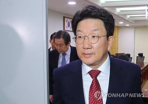고민스러운 김무성과 권성동      (서울=연합뉴스) 황광모 기자 = 새누리당 김무성 전 대표(뒤) 국회 법사위원장인 권성동 의원이 29일 오후 당내 비주류 모임인 비상시국회의 소속 의원들과 박근혜 대통령의 3차 대국민 담화 관련 긴급대책회의를 마친 뒤 퇴장하고 있다.