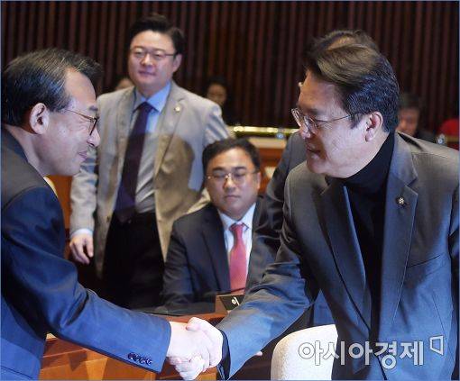 30일 오전 열린 새누리당 의원총회에 앞서 이정현 대표(왼쪽)와 정진석 원내대표가 악수하고 있다.