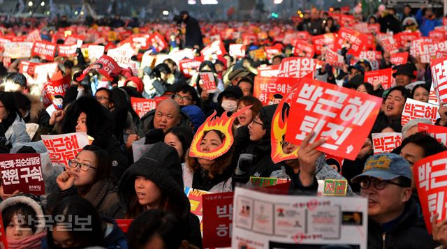 박근혜 대통령 퇴진 요구 민중총궐기 촛불집회가 열린 26일 서울 광화문광자에서 참석자들이 퇴진 요구 구호를 외치고 있다.  김주성 기자