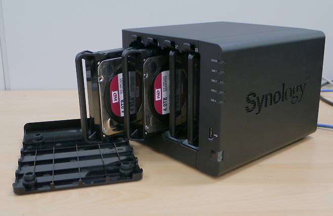 시놀로지 DS916+는 4대의 HDD를 탑재 가능한 4베이 NAS다