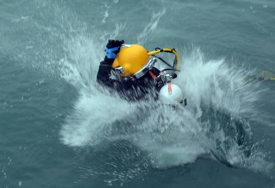 세월호 참사 29일째인 14일 전남 진도 앞바다 사고현장에서 잠수사들이 구조작업에 나서고 있다. 2014.5.14/뉴스1