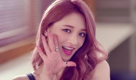 주결경 / 아이오아이 ‘Whatta Man’ MV 中