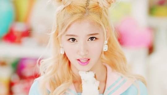 사나 / 트와이스 ‘CHEER UP’ MV 中