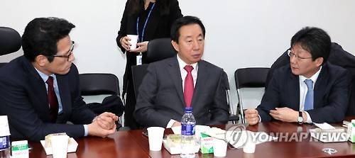 애기나누는 유승민-김성태-정병국      (서울=연합뉴스) 배재만 기자 = 새누리당 유승민 의원(오른쪽부터), 김성태(가운데), 정병국 의원이 30일 오전 국회 의원회관에서 열린 비상시국위 대표자·실무자 연석회의에서 얘기를 나누고 있다.