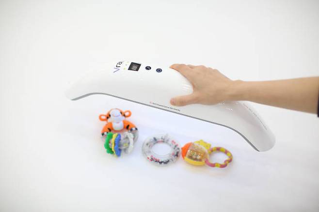 프라임테크의 살균기 `브이레이`로 장난감을 살균하는 모습