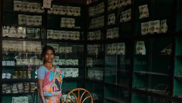 농작물 판매 활로 열어주고 달리트 농민들은 시내에 친환경 농산물 매장을 만들어 자신들이 재배한 곡물을 판매한다.