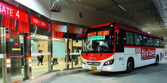 1일 개통식을 가진 국내 첫 터미널형 잠실광역환승센터 지하 정류장에 광역버스가 정차해 있다. 잠실광역환승센터에서는 3일부터 성남·수원·광주 방면 6개 버스노선이 운영되며 지하철 잠실역 2·8호선과 수평으로 연결된다. 서울시 제공