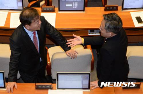 【서울=뉴시스】김진아 기자 = 더불어민주당 표창원 의원이 1일 오후 서울 여의도 국회에서 열린 제364회(정기회) 국회 제14차 본회의 시작을 기다리며 박근혜 탄핵 반대 국회의원 명단을 SNS에 공개 한 것에 대해 민경욱 새누리당 의원을 비롯한 의원들의 항의를 받고 있다. 2016.12.01.    bluesoda@newsis.com