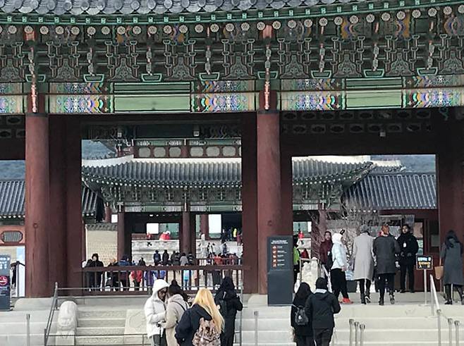 경복궁을 찾은 관람객들. 안내판 옆으로 형광색 옷을 입은 경찰이 관람객들을 살펴보고 있다. 유덕관 기자 ydk@hani.co.kr
