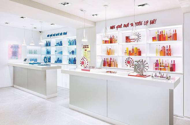 라네즈에서는 피부 색상 진단 후, 립스틱을 제작할 수 있도록 하는 ‘마이 투톤 립 바’ 서비스를 진행한다.