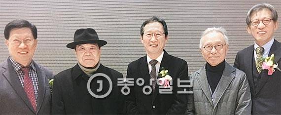 지난 달 30일 명지대에서 열린 이태호 교수 정년퇴임식에 미술사 연구로 엮인 다섯 사람이 모였다. 왼쪽부터 윤용이 석좌교수, 이우복 전 대우 회장, 이태호 교수, 이성낙 가천대 명예총장, 유홍준 석좌교수.