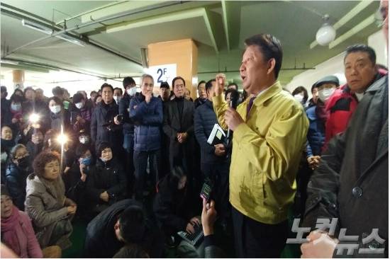2일 서문시장 화재 상인 비상대책위 회의장. 권영진 시장이 질문에 답하고 있다.