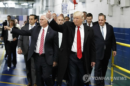 도널드 트럼프 미국 대통령이 지난해 12월 미국 인디애나 주 인디애나폴리스에 있는 에어컨 제조업체 '캐리어' 방문 중 근로자들을 향해 손을 흔드는 모습[AP=연합뉴스]