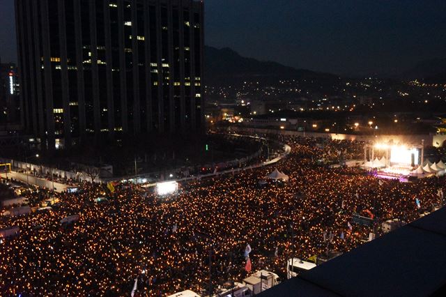 3일 오후 촛불을 든 시민들이 서울 광화문광장에서 청와대로 향하는 길목을 가득 메우고 있다. 사진공동취재단