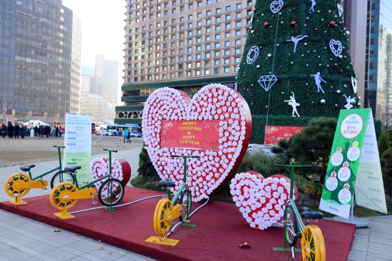 서울광장 성탄 트리 앞에 설치된 자전거 발전기.     서울시 제공