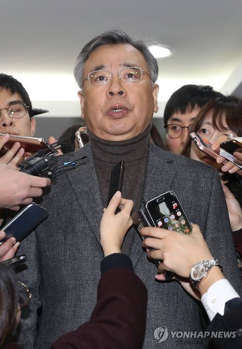 질문에 답하는 박영수 특검      (서울=연합뉴스) 하사헌 기자 = '최순실 국정농단 의혹 사건'과 박근혜 대통령 비위 의혹을 파헤칠 박영수 특별검사가 4일 오후 자신이 대표 변호사로 있는 서초구 반포동 '법무법인 강남' 사무실 앞에서 조직 구상과 수사 준비 작업에 대한 기자들의 질문에 답변하고 있다.     toadboy@yna.co.kr