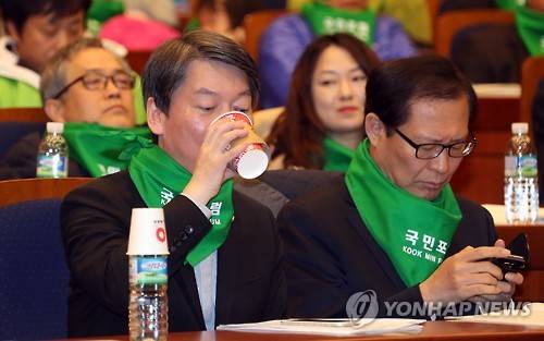 물 마시는 안철수 (서울=연합뉴스) 배재만 기자 = 국민의당 안철수 전 대표가 4일 오후 국회 헌정기념관에서 열린 국민포럼 창립식 및 비상시국강연에서 물을 마시며 목을 축이고 있다. scoop@yna.co.kr